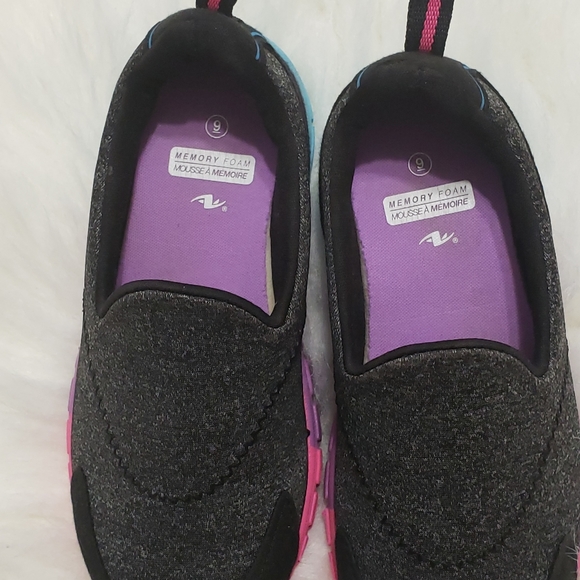 ATHLETIC WORKS Slip On Size 9 - Picture 5 of 13